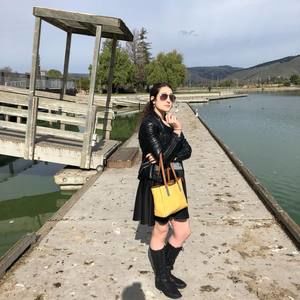 Meet your Posher, Mia